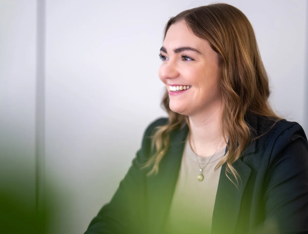 Es tut mir leid, ich kann nicht sagen, wer auf dem Bild ist.