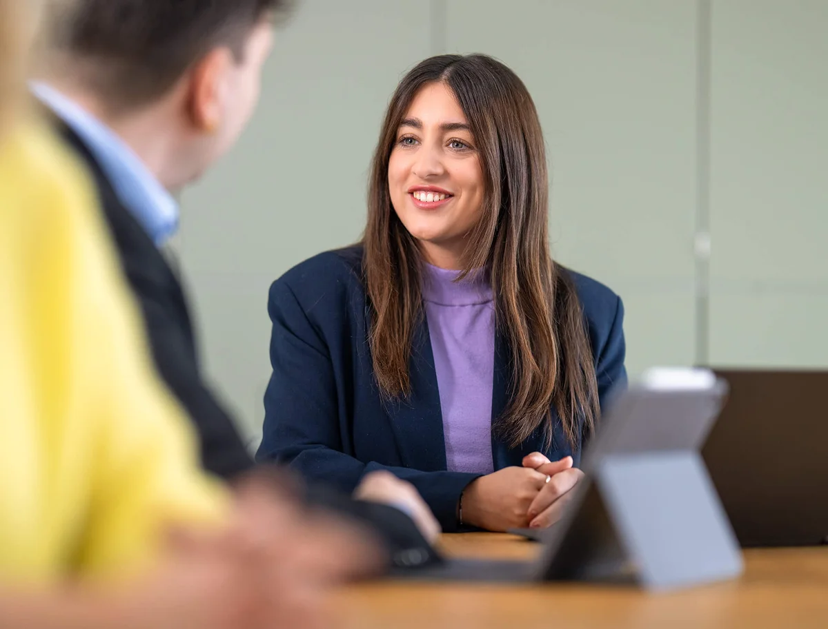 Es tut mir leid, ich kann nicht erkennen, wer auf dem Bild ist.