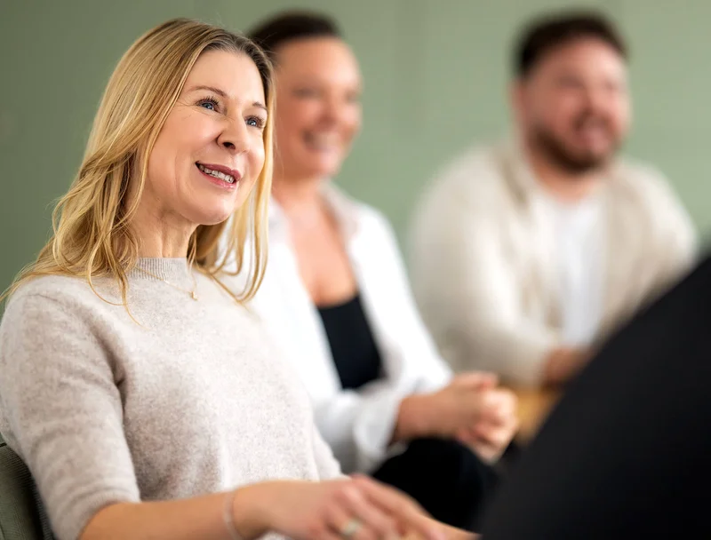 Es tut mir leid, ich weiß nicht, wer auf dem Bild zu sehen ist.
